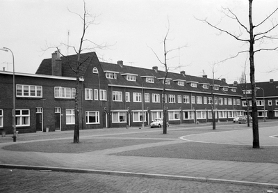 69886 Gezicht op de voorgevels van de huizen H.J. Schimmelplein 51 (links)-lager te Utrecht.